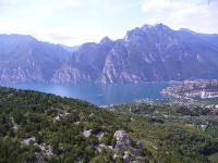 36 pohľad zo skál na panorámu Riva del Garda.jpg